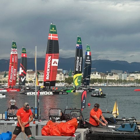 Sur le Lac Léman, l'élite mondiale de la voile s'affronte à bord de catamarans volants à foils (F50) identiques