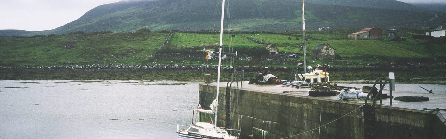 Achill Sound : Marquer III, adossé au quai d'un pêcheur dans une anse derrière la pointe Gubnaghardia.