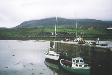 Achill Sound : Marquer III, adossé au quai d'un pêcheur dans une anse derrière la pointe Gubnaghardia.