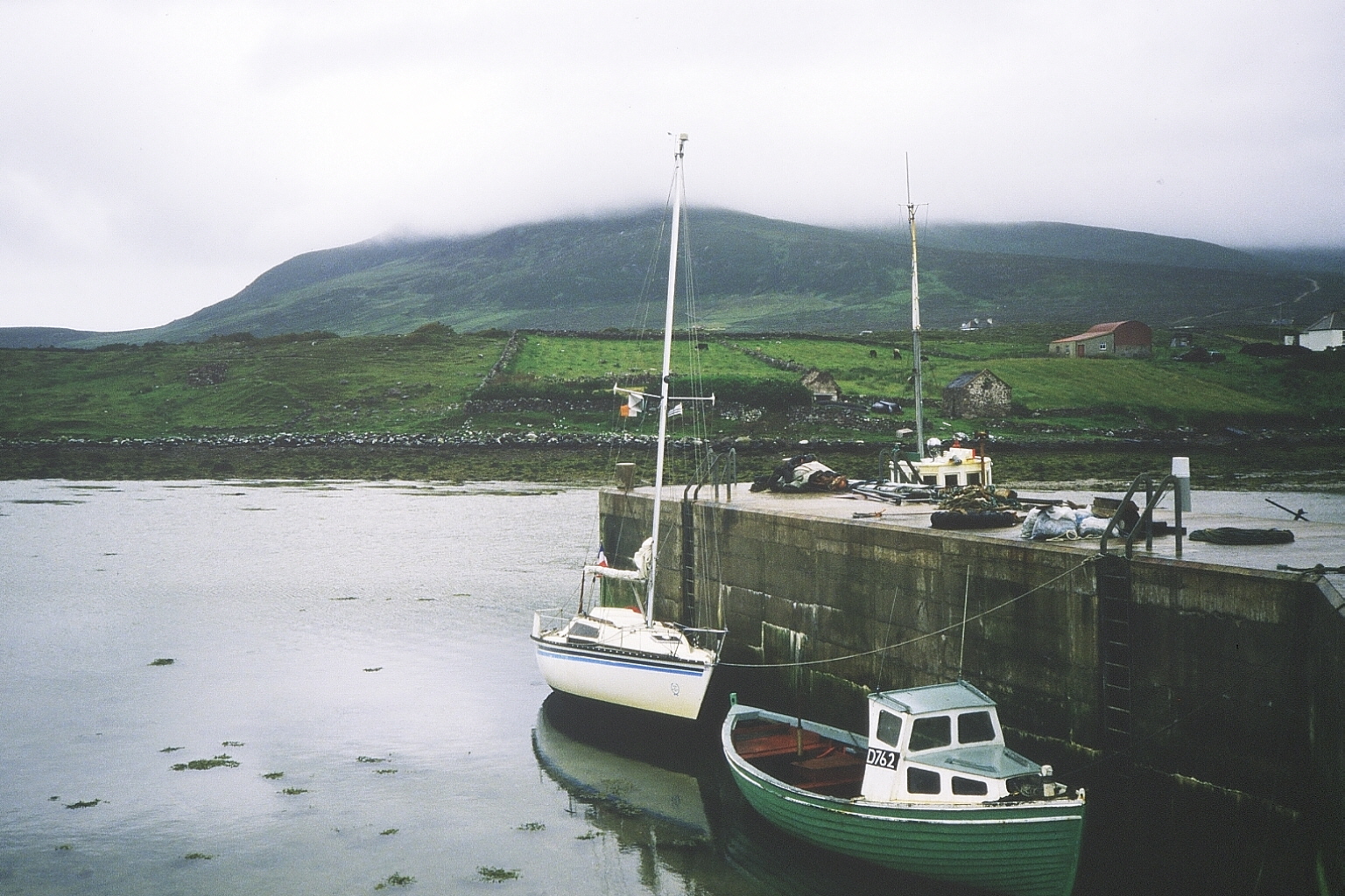 Achill Sound : Marquer III, adossé au quai d'un pêcheur dans une anse derrière la pointe Gubnaghardia.